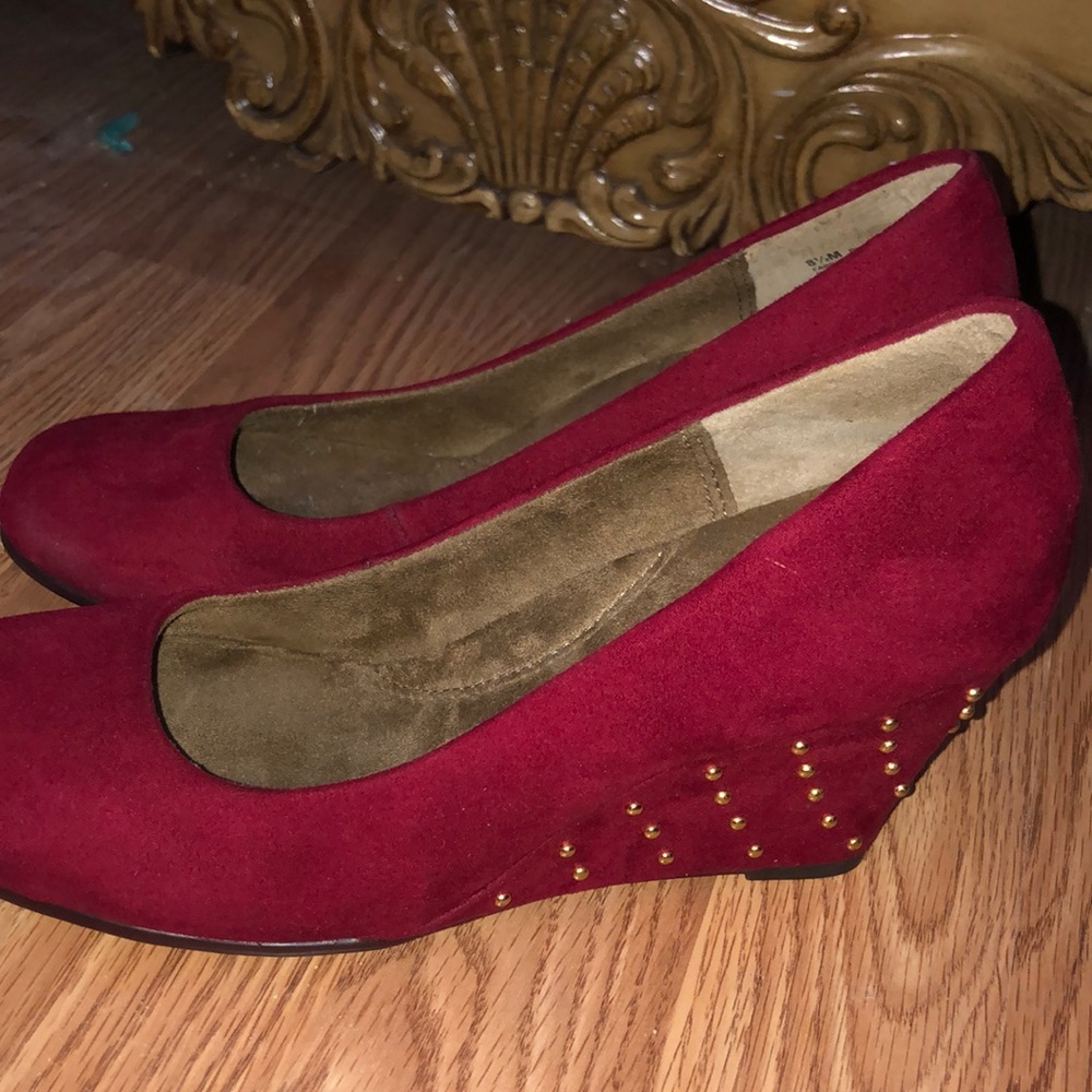 Aerosoles red and gold wedges